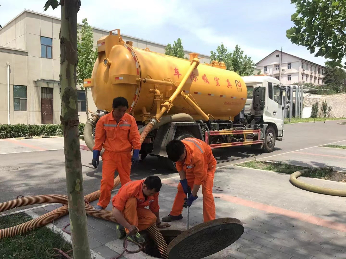 靖宇管道疏通车停在窨井附近