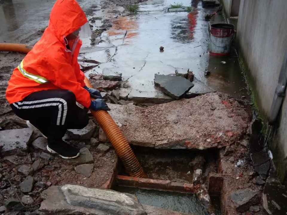 靖宇专业清理污水池 炜誉市政以规范流程守护城市 “肠道”