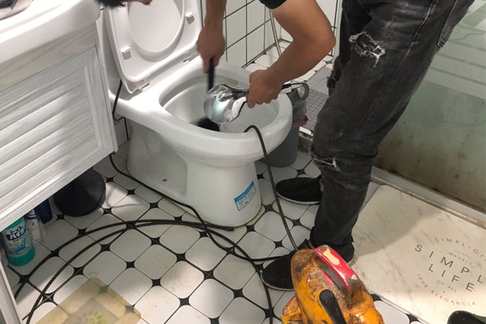 靖宇马桶堵塞自己疏通还是找师傅?专业上门服务让你省时更省心